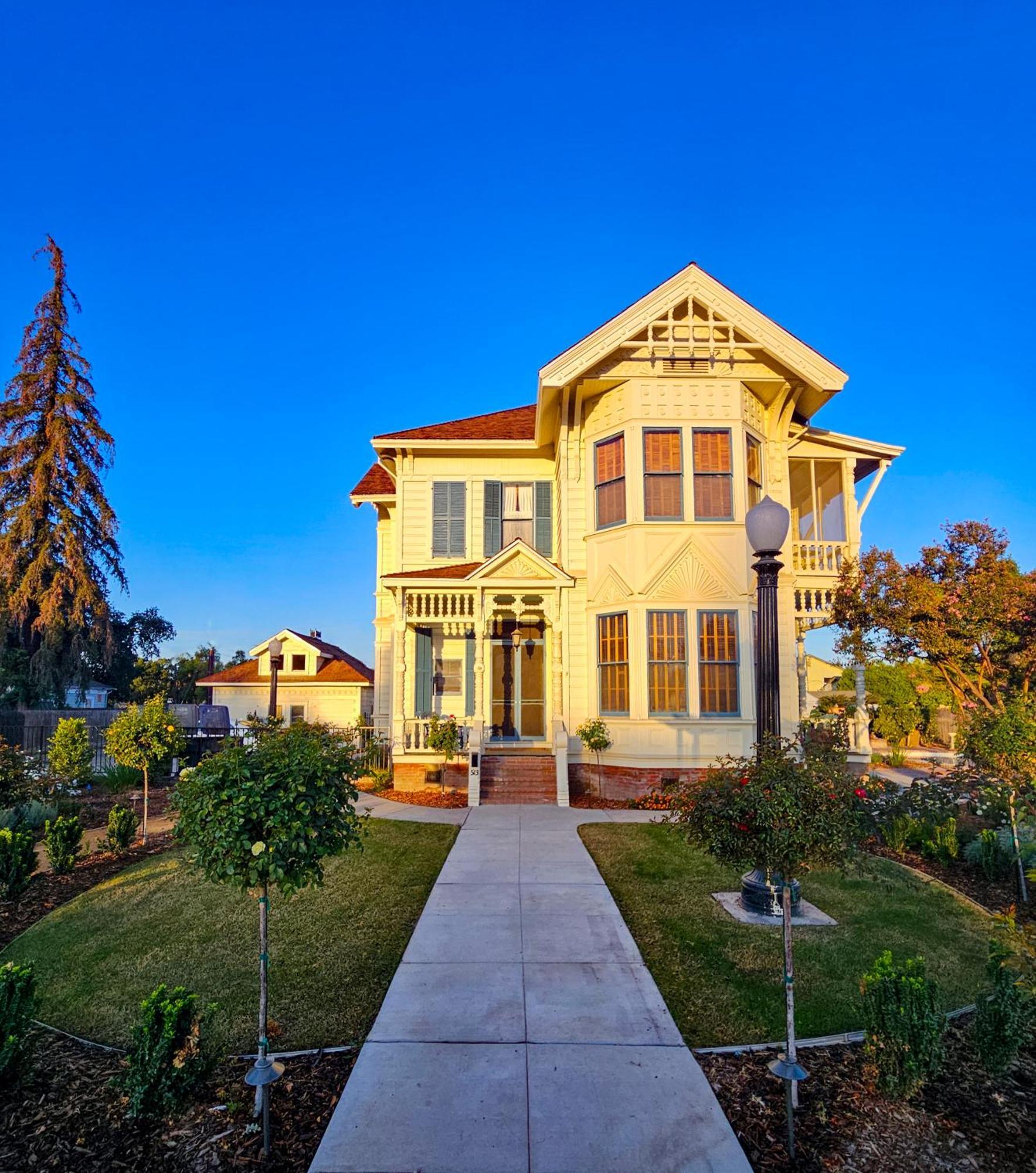 The Jd Hyde Historic Inn Visalia Exterior photo